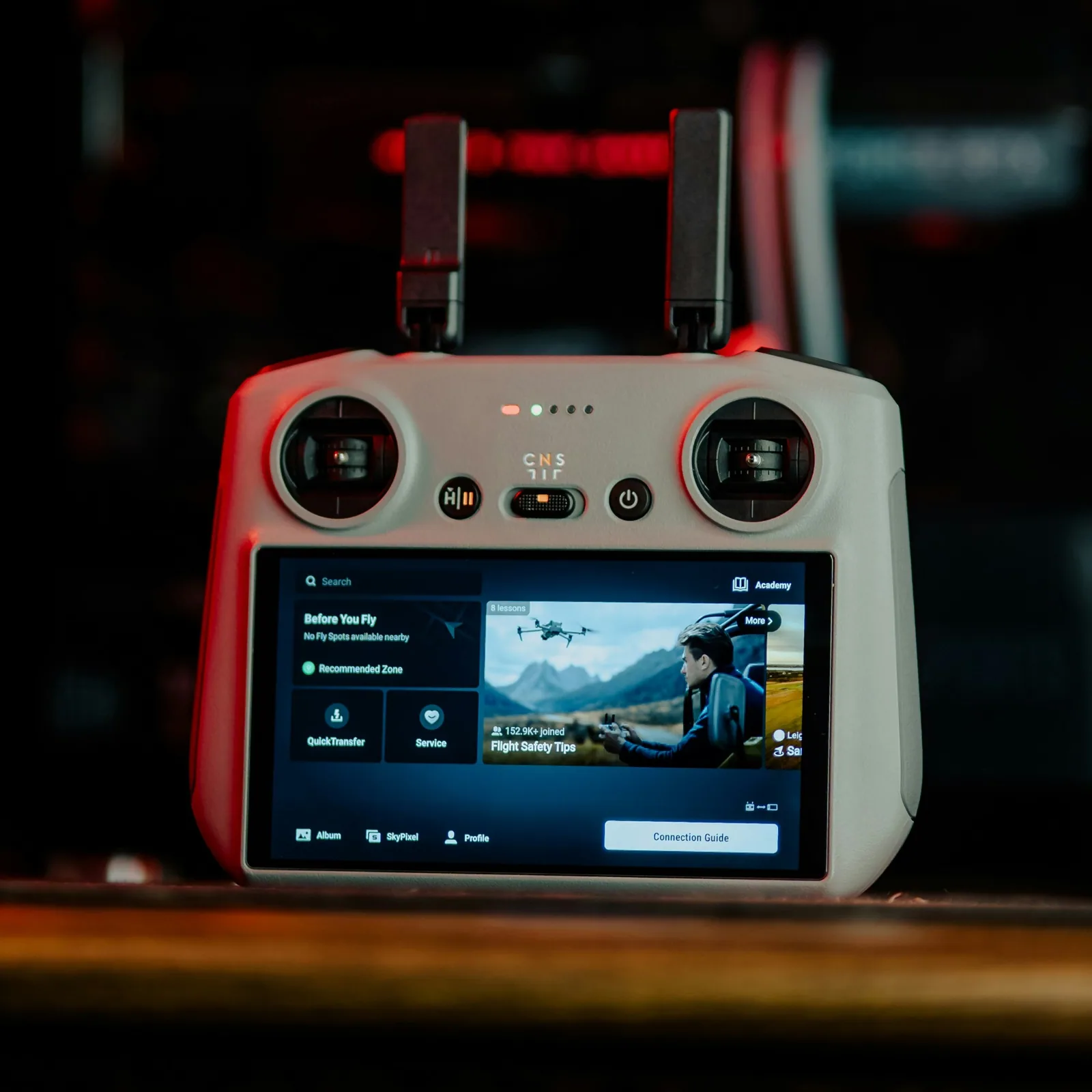 Controle remoto de drone DJI em uso